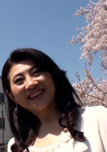 艶やかな黒髪と明るい雰囲気の熟女が初AV出演!カメラの前で乱れる快楽SEX!