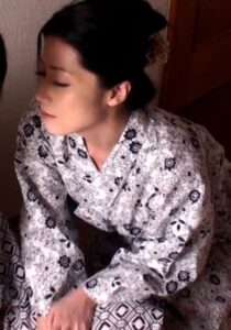 禁断の温泉旅行!深夜、旅館の部屋で互いのカラダを貪る男女!若さ溢れる荒々しいSEXに堕ちていく熟女!