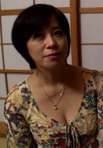 新しい刺激を求めて夫婦でAV出演!全裸にネグリジェでレトロなエロスを晒す変態夫婦!