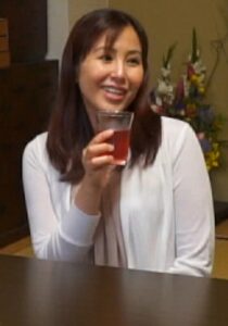 コタツの中でイケナイ悪戯を仕掛ける兄の嫁さん!痴女嫁と兄の横で声を潜めて快楽SEX!