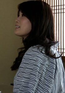 温泉旅館でマッサージ中、旦那の不在を確認したマッサージ師!際どいエロ施術で人妻は快楽堕ち!昼下がりの部屋で快楽中出しSEX!