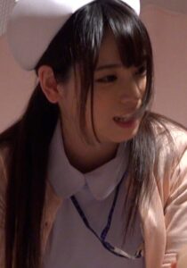 結婚2年で旦那は単身赴任中の若くて可愛い看護師はギン勃ちチ●ポを手コキ抜き!欲求不満のカラダは性欲が爆発!深夜の病室に忍び込み看護師は声を●して快楽SEX…!