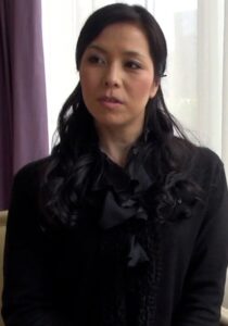 街で見かけた母娘に声を掛け番組撮影と宿泊付きロケにご協力頂き、宿泊先の旅館で深夜、娘の横でお母さんは声を●して快楽SEX!