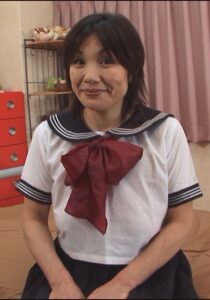 これぞ究極の●しめ!四十路を超えた熟女にセーラー服を着せてフェラチオさせ皆が見てる前での羞恥SEX!