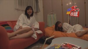 目がくりくりな色白BODYの美女とほんのり焼けた肌にキリっとした目が美しい美女。メイクルームで待機中に思わぬハプニング発生でハメられちゃう?!