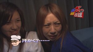 処女を彷彿させる純粋無垢な笑顔を向ける美女とノリの良い茶髪の美女の部屋に追放したはずの男優が勝手に突入!ADが止めるも暴走は止まらずヤられちゃう?!