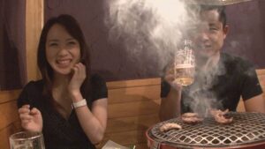 ハニカム笑顔が眩しすぎるプレミアム美女とご対面!色白BODYの肉体に、ほんのりピンクの乳首が可愛らしいえろきゅん美女との甘いひと時!+ホルモン屋オフショット付