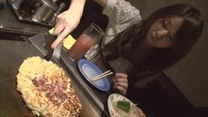 スレンダーで綺麗な身体、時折見せる笑顔にヤラれる男性多数!愛人にしたいランキング第1位の美女とラブラブSEX!+お好み焼屋オフショット付