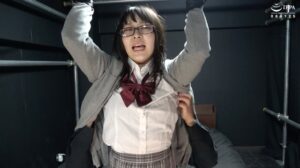 「ちっちゃ可愛い制服メガネの女の子をバンザイ拘束でくすぐりイジメ!」わかしラボ WAKA-059 桐谷すずね 2