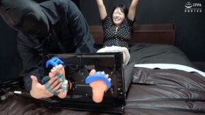 「足裏弱点のお姉さんを足枷くすぐり! 体力もくすぐったさも限界でヘロヘロに!」わかしラボ WAKA-061祈山愛 3