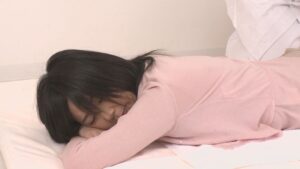 張りのある胸とつぶらな瞳が堪らない若妻さんがターゲット!言葉巧みに脱がせて胸をもみしだき気付いた時には肉棒をアソコに挿入!