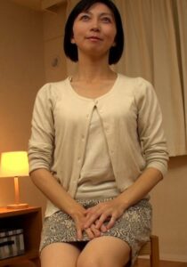 明るくサバサバしたショートヘアーが素敵な五十路熟女の初撮りAV!プロフェッショナルな男優に抱かれて快感を堪能する淫乱性交!