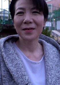 美しくもキュートな還暦熟女が溢れる性欲に負けAV出演!豊満ボディを淫靡に震わせイキまくる淫乱SEX!
