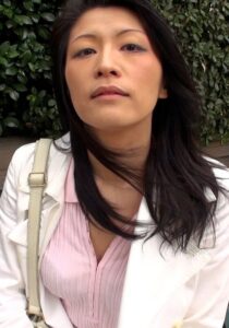 遅咲き熟女が旦那に内緒でAV出演!バイブをマ〇コに咥えてチ〇ポをフェラ!エロ過ぎ熟女の本能丸出しSEX!