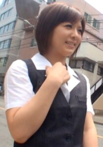 街行くOLさんを取材と称して事務所に○れ込みなし崩し的にハメ撮りSEX!イケてるOLさんをセクハラインタビューでナマ中出し!
