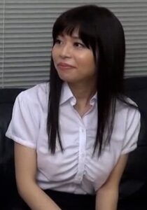 街行く美人OLさんをナンパ!セクシーアルバイトと称してなし崩し的なボディタッチに満更でもない様○の奥さんOLに生中出しSEX!