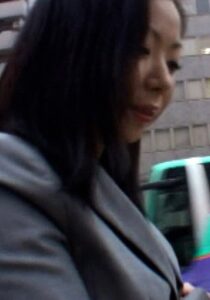 スーツが似合うOLさんにインタビューの協力をお願い!滲み出るエロオーラに思わずナマ中出し!