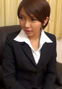 帰宅途中のショートヘアーの美人OLさんを無料モニターと称して○れ込みなし崩し的にエロタッチ!性欲爆発の生嵌めSEX!