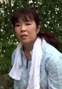 ビニールハウスで収穫中の熟女さんに突撃AV撮影!AV女優が演技かどうか体験実習!