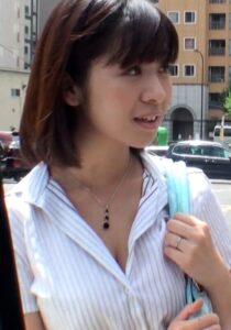 Hカップ乳のショートヘアーの清楚系奥様は欲求不満で熟れたカラダを持て余し、ちょっとしたきっかけで快感堕ちの中出しSEX!
