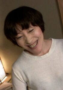 旦那が単身赴任で性欲が抑えきれず決意のAV出演!結婚27年目のショートヘアーで清楚な熟女が淫乱女へと豹変!