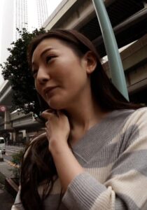スーパーの買い物帰りの奥様にローカル番組のアンケートとロケ車に誘い下着見せてからのボディタッチに感じた奥様はホテルに移動して本格的に快楽SEX!