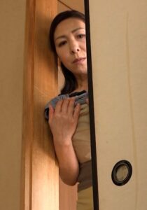 台所のきゅうりじゃ満足できません!目の前の若い男根にしゃぶりつく禁断の中出しSEXに溺れる性欲旺盛五十路熟女!