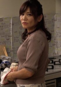 性欲旺盛な五十路熟女!旦那とのSEXでは満足出来ず台所でオナニー!満足できないカラダは禁断のエロスへと堕ちていく…