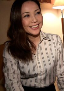 好奇心旺盛遅咲き美熟女がAV出演!清楚な美人熟女がカメラの前で本能丸出しで痴態を晒しイキ果てる!