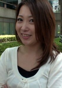街行く素敵な奥さんに謝礼をチラつかせてイケナイアルバイト!素人丸出し剛毛股間に他人棒ずぼり!