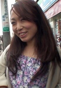 インタビュー番組に協力して欲しいと人妻さんをナンパ!人妻さんの素人丸出し剛毛股間に中出しSEX!